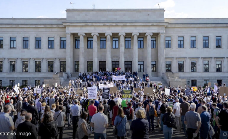 Bulgarian Unions Rally Outside Parliament and National Bank, Demand Bigger Pay Rise for Public-Sector Workers
